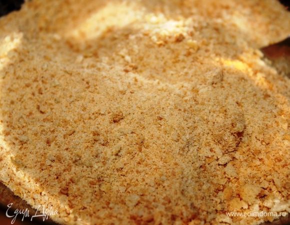 Для бисквитной основы необходимо измельчить печенье при помощи блендера, чтобы получилась крошка.