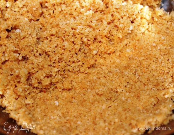 Разделить ее на две части (одна будет светлая, а другая темная). В первую часть добавить 4 ст.л. ананасового сиропа, 1 ст.л. ликера и тщательно перемешать. Масса получается немного влажной и хорошо лепится.