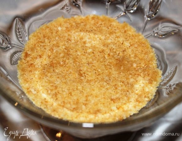 Разложить полученную массу по креманкам и уплотнить ее. Поставить в холодильник.