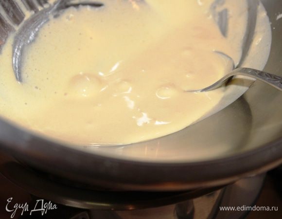 Поставить миску на водяную баню и хорошенько нагреть смесь, постоянно взбивая ее венчиком (минут 5), чтобы не закипело.