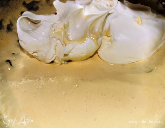 Горячую смесь взбить еще раз миксером и добавить сливочный сыр. Взбить снова и поставить в холодильник.