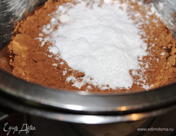 Для второго слоя бисквитной основы необходимо на водяной бане соединить ананасовый сироп (4 ст.л.), какао-порошок, сахарный песок и ликер. Перемешать, чтобы сахар и какао растворились. Получится шоколадная смесь, которую следует остудить в холодильнике.