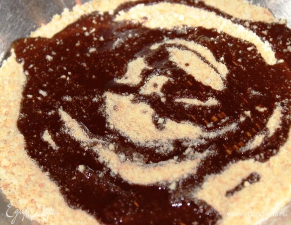 Во вторую часть бисквитной крошки добавить холодную шоколадную смесь и тщательно перемешать, чтобы получилась шоколадная влажная крошка (она похожа на пирожное-картошку, только без масла).