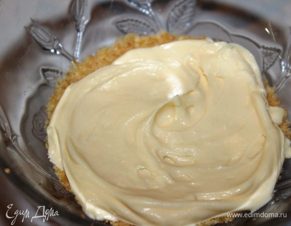 В креманки разложить половину крема поверх светлой бисквитной основы...разровнять.