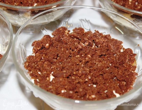 Выложить второй слой темной бисквитной основы. 