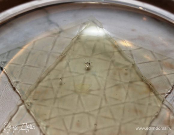 Для слоя желе: замочить в холодной воде желатин (на 10 минут).