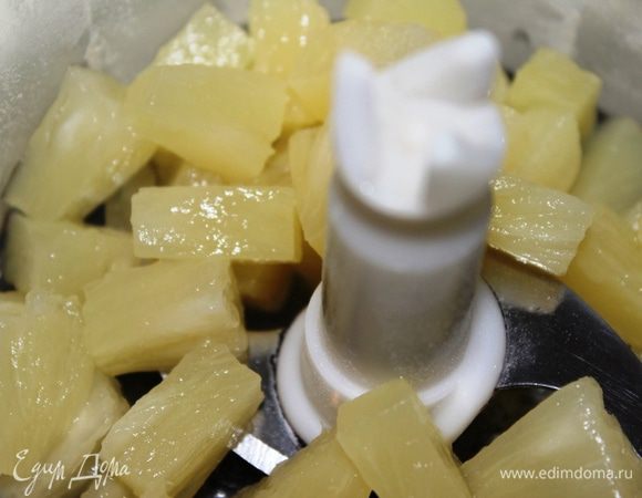  Ананас порезать на кубики и пюрировать в блендере с добавлением сахарного песка.