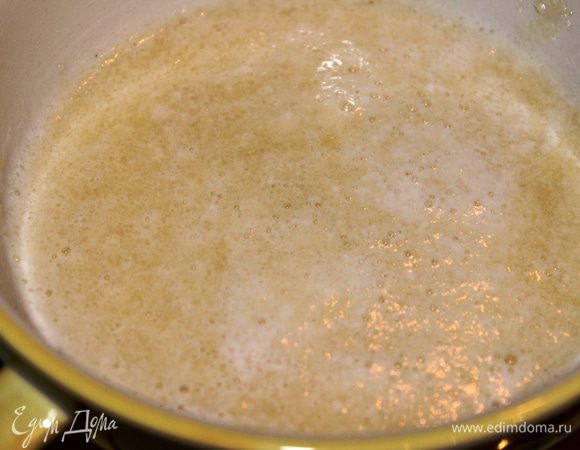 Добавить ананасовый сироп и снова взбить.