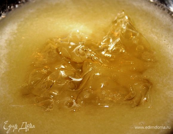 Поставить на огонь и немного нагреть. Добавить отжатый от воды желатин и, постоянно помешивая, растворить его. Ананасовую массу остудить при комнатной температуре.