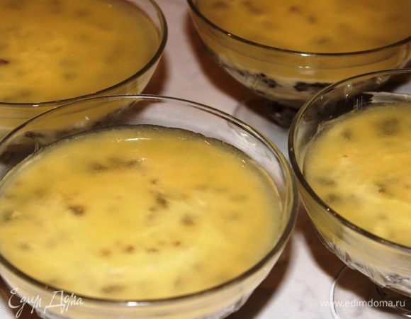 В креманки разлить верхним слоем остывшую ананасовую массу и поставить охлаждаться минимум на 1 час.