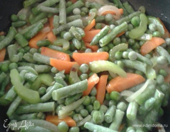 Добавить мороженную стручковую фасоль, горошек.
