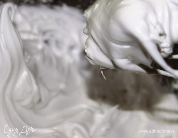 В это время приготовить меренги (я за безотходное производство!). Для этого взбить охлажденные белки с соком лимона (чуть-чуть), с постепенным добавлением сахарной пудры. Взбивать до состояния устойчивых пик.