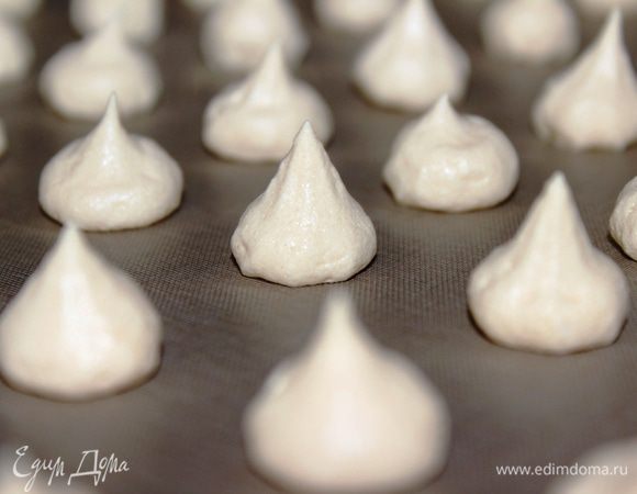 Выпекать их минут 12 (сначала кажется, что они мягкие, но когда меренги остынут они становятся хрустящими и просто тают во рту).