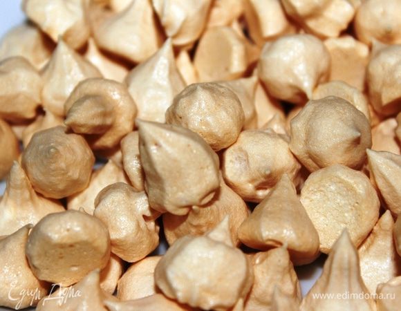 Из двух белков у меня вышло 2,5 противня мини-меренг (один ушел на украшение, а остальные мы тут же съели, как семечки).