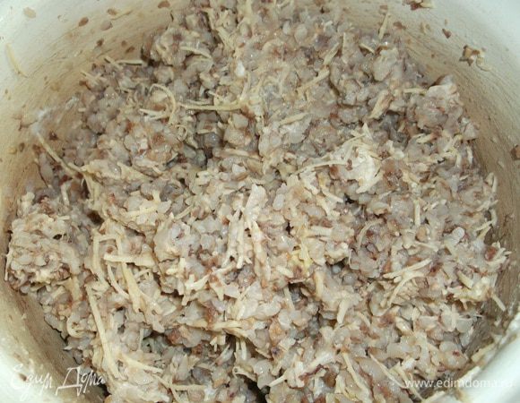 Гречку можно отварить заранее в подсоленной воде и остудить. Добавить натертый сыр на мелкой терке, одно яйцо, 150 г сыра и 100 г сметаны. Все перемешать. 