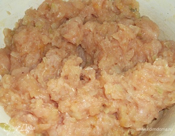 Луковицу мелко нарезать и обжарить до прозрачного цвета. С луком можно пассеровать мелко натертую морковь.  Добавить в фарш (у меня куриный, но можно любой) вместе с 1 яйцом, и специями. 
