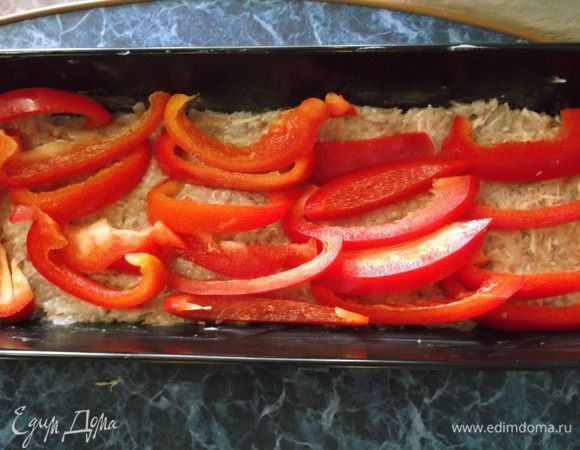 Форму хорошо смазать, если не уверены, то лучше выслать бумагой для выпечки. Террин можно выкладывать слоями: фарш, гречка, фарш, гречка и т.д.   Но можно смешать гречку и с фаршем до однородности и выкладывать в форму. Я делаю второй вариант. Выкладываю половину фарша в форму, а сверху перец порезанный.