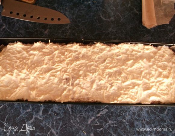 Поверх перца выложить оставшийся фарш и смазать сверху смесью из оставшейся сметаны и мелко натертого сыра.