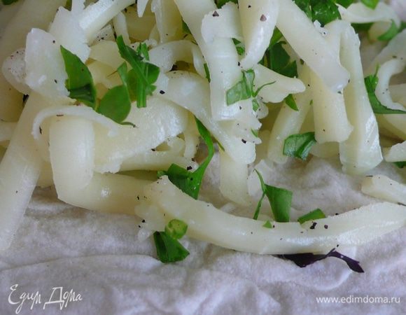 Сыр натереть на крупной терке. Зелень хорошо промыть, нарезать мелко. Смешать с сыром молотым перцем. Смесь слегка посолить. 
