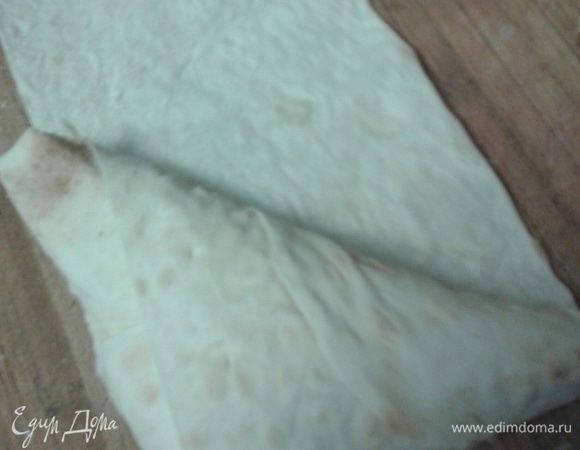 Лаваш разрезать вдоль на четыре части. В  начало  положить четвертую часть начинки  свернуть треугольником. И так каждую часть лаваша.  