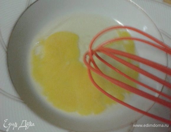 Яйцо смешать с солью можно добавить молотый перец.