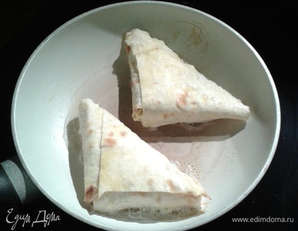 Затем обмакнуть  треугольники и обжарить их на растительном масле с обеих сторон.  