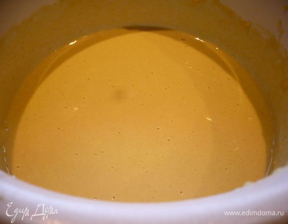 Приготовим тесто для тортилий. Смешаем муку, соль, сахар и воду и перемешаем до однородности. Получится по консистенции блинное тесто, может быть, чуточку погуще. 