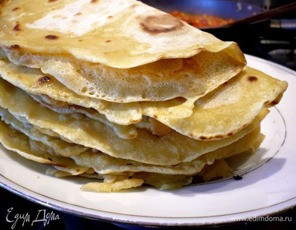 Выпекаем лепешки на сковороде с разогретым растительным маслом до золотого цвета с двух сторон. Складываем пополам, они могут немного ломаться, но это ничего страшного. 