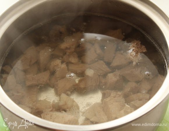Отварить мясо, достать и порезать на небольшие кусочки.