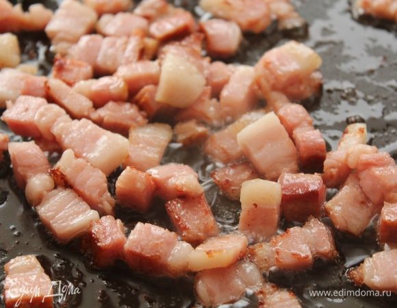 Грудинку или бекон порезать небольшими кусочками и обжарить. Убрать в сторонку.