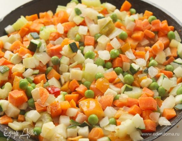 Добавить овощную смесь (горох, цукини, морковь), обжарить на растительном масле.