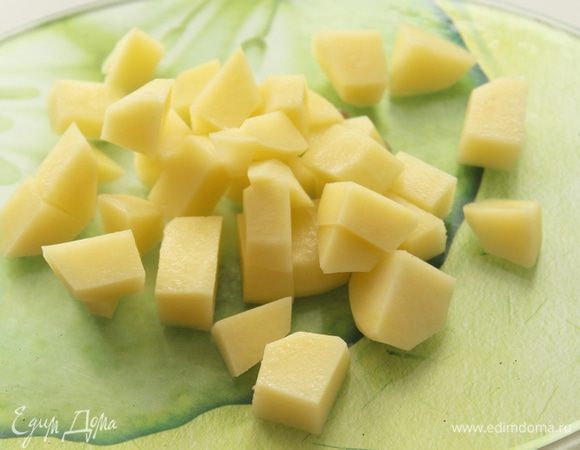 Картофель порезать кубиками, добавить в бульон.