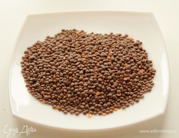 Подготовить чечевицу, опустить к мясу.