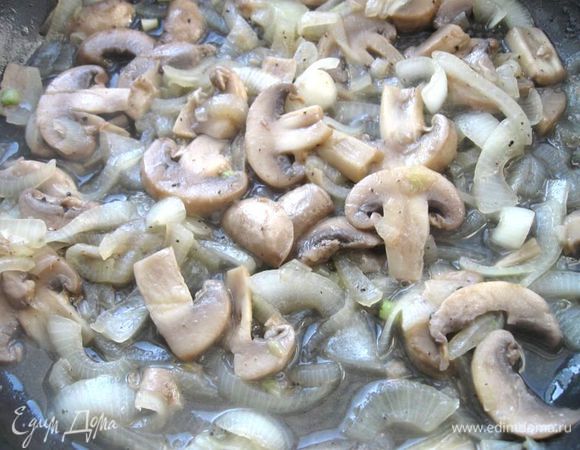 Лук  положить на разогретую сковородку с 2 ст.л. масла, немножко обжарить, добавить грибы, выпарить жидкость, добавить вино, потушить минуты 3.