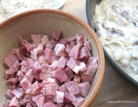 Порезать на кубики рульку, обжарить слегка на разогретой сковороде с 1 ст.л. масла.