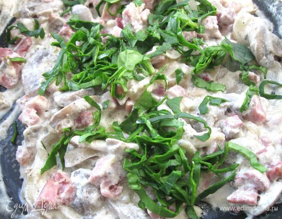 Шпинат помыть, порезать, добавить к начинке, посолить, поперчить, перемешать.