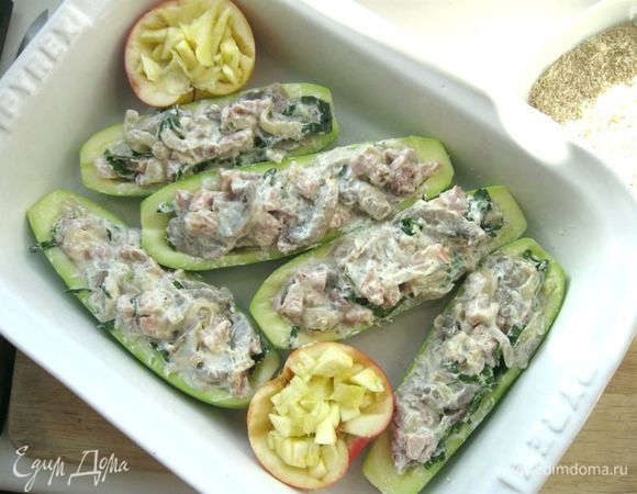 Положить в форму, смазанную  2 ст.л. масла. Оставшиеся «серединки» кабачков  нарезать. Взять 2 яблока, разрезать  на половинки, вынуть семенную  часть вместе с мякотью. Мякоть нарезать, смешать с мякотью кабачка и нафаршировать яблоки. Яблоки сбрызнуть лимонным соком и также положить в форму. 
