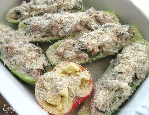 Кабачки и яблоки посыпать пармезаном с сухарями и отправить в духовку. Запекать при температуре 180 градусов  50 минут.