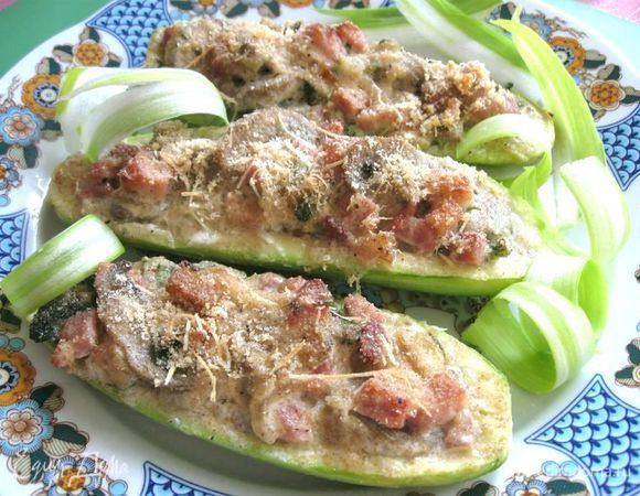 Вынуть, положить на блюдо, украсить зеленью. Я использовала для украшения лук- порей, порезанный колечками с помощью овощечистки.
Приятного аппетита!
