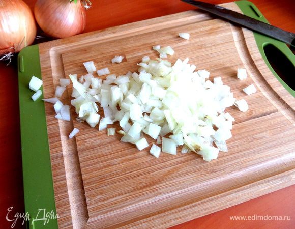 На ней мы будем резать лук для начинки.