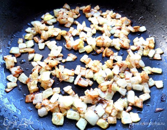 Обжарим его слегка в масле.