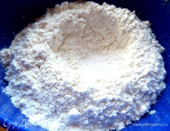 Начинаем готовить тесто... В муке сделать ямку и посолить.