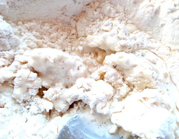 Замешиваем пельменное тесто вначале ложкой...