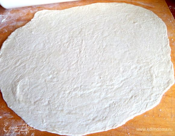 Раскатываем примерно четверть в пласт,тонко.
