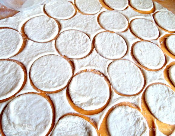 И вырезаем рюмкой кружочки.