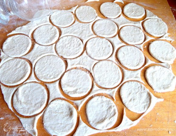 Обрезки собираем и перемешиваем с общим комком теста!