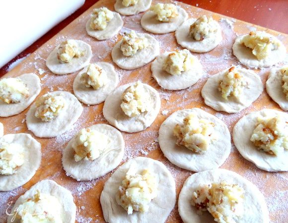 Кладём чайной ложкой немного начинки.