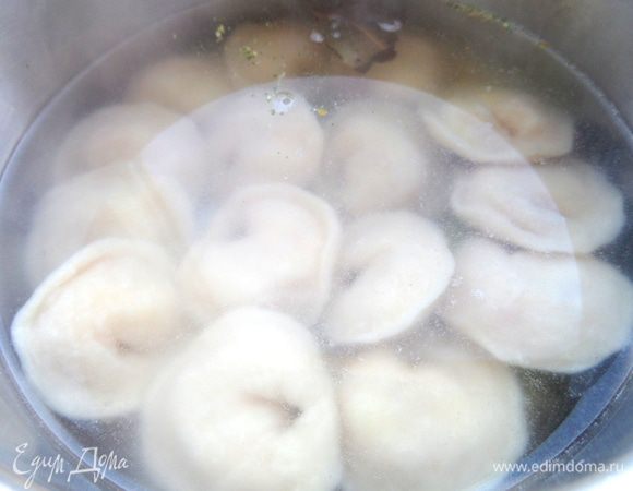 Кидаем в кипящую присоленную воду с лавровым листом.