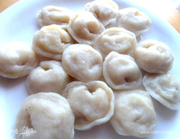 Вынимаем партию ложкой на тарелку...Можно уже подавать со сметаной,кто не постится!