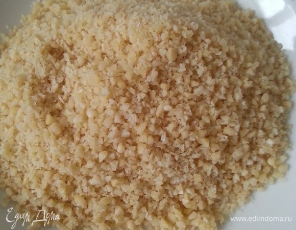 Миндаль заливаем кипятком, через 3-5 минут сливаем воду и очищаем его от шкурки. Перемалываем в блендере, не в муку.